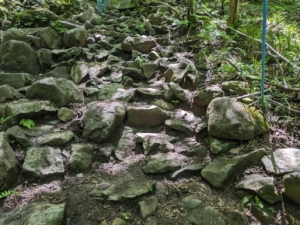 荒山高原に行く途中の岩場