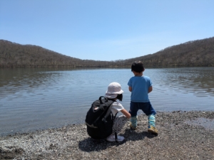 子供が赤城の小沼で遊んでいるところ