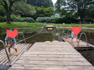 嶺公園のいかだに子供がのっているところ
