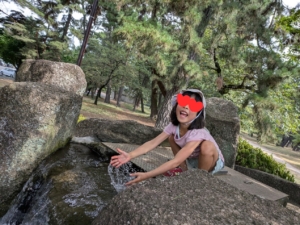 敷島公園で子供が水遊びしている様子