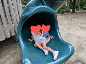 敷島公園の遊具で子供が遊んでいるところ