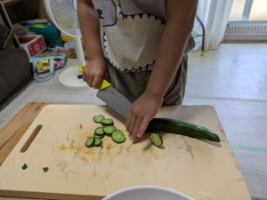 4歳児が料理のお手伝いをしているところ