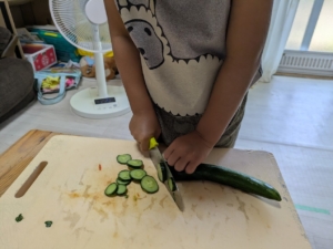 4歳児が料理のお手伝いをしているところ