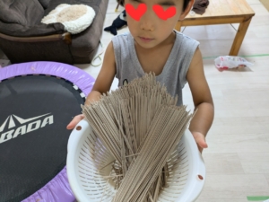 4歳児が料理のお手伝いをしているところ