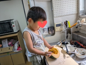 4歳児が料理のお手伝いをしているところ