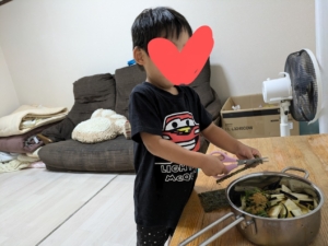 4歳児が料理のお手伝いをしているところ