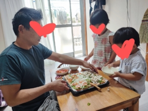 4歳児が料理のお手伝いをしているところ