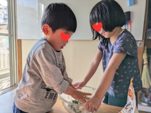 4歳児が料理のお手伝いをしているところ