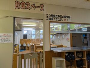 だれでも広場の飲食スペース