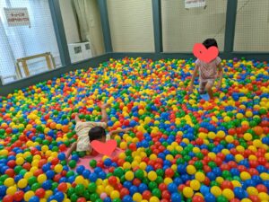 だれでも広場のボールプール