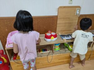 だれでも広場で子供がピアノを弾いているところ