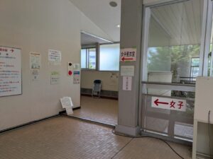前橋市民プールの更衣室へ