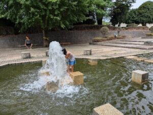 前橋総合運動公園のカスケードでの水遊び