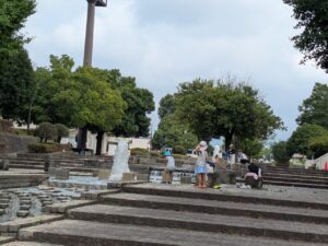 前橋総合運動公園のカスケードでの水遊び