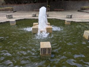 前橋総合運動公園のカスケードでの水遊び