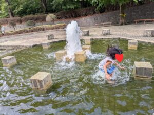 前橋総合運動公園のカスケードでの水遊び