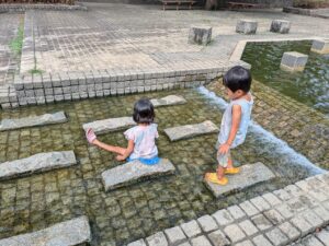 前橋総合運動公園のカスケードでの水遊び