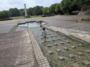 前橋総合運動公園のカスケードでの水遊び