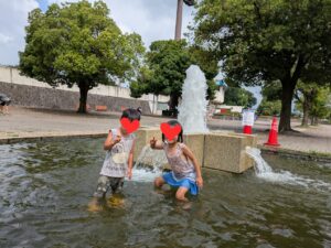 前橋総合運動公園のカスケードでの水遊び