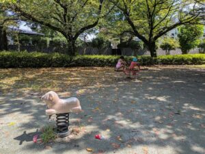 三ツ寺公園のちびっこ広場の遊具
