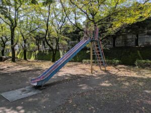 三ツ寺公園のちびっこ広場の遊具