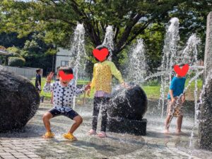 三ツ寺公園噴水広場で子供が水遊びしているところ