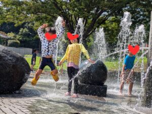 三ツ寺公園噴水広場で子供が水遊びしているところ