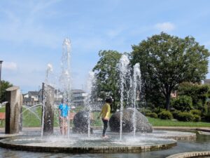 三ツ寺公園噴水広場で子供が水遊びしているところ
