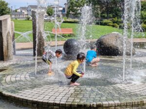 三ツ寺公園噴水広場で子供が水遊びしているところ