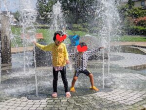 三ツ寺公園噴水広場で子供が水遊びしているところ