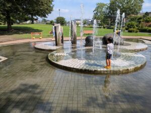 三ツ寺公園噴水広場で水遊びする子供