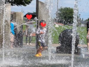 三ツ寺公園噴水広場で水遊びする子供