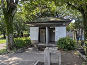 三ツ寺公園噴水広場のトイレ