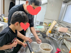 4歳児が料理のお手伝いをしているところ
