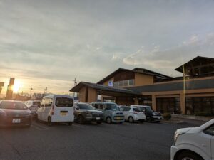 湯の道利久吉岡店の駐車場