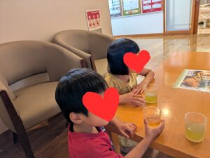 湯の道利久吉岡店の椅子