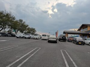 湯の道利久吉岡店の駐車場